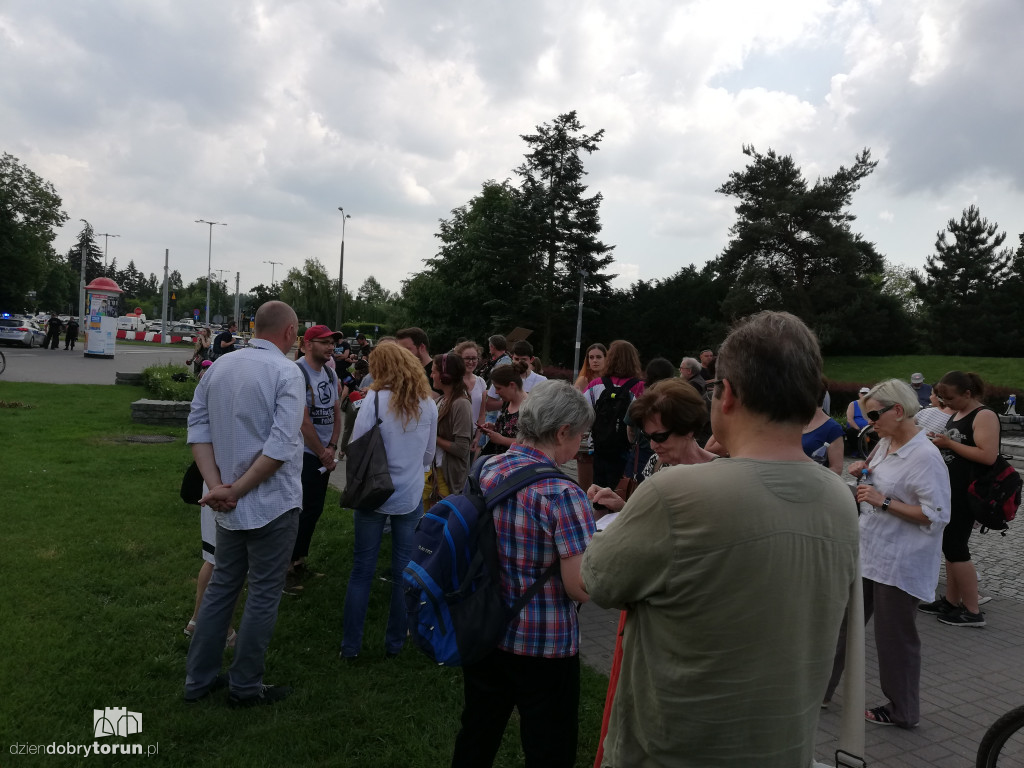 Protest przeciwko wycince drzew na Alei Jana Pawła II