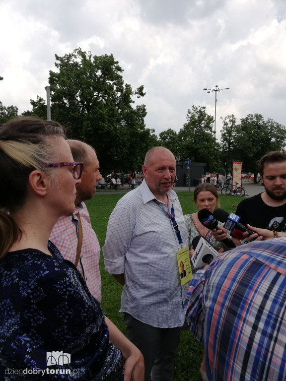 Protest przeciwko wycince drzew na Alei Jana Pawła II