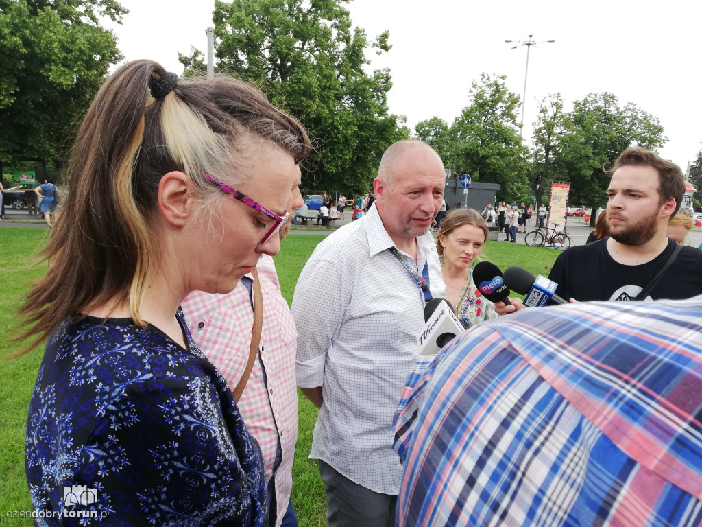 Protest przeciwko wycince drzew na Alei Jana Pawła II