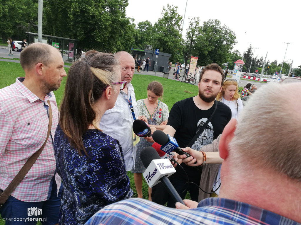 Protest przeciwko wycince drzew na Alei Jana Pawła II