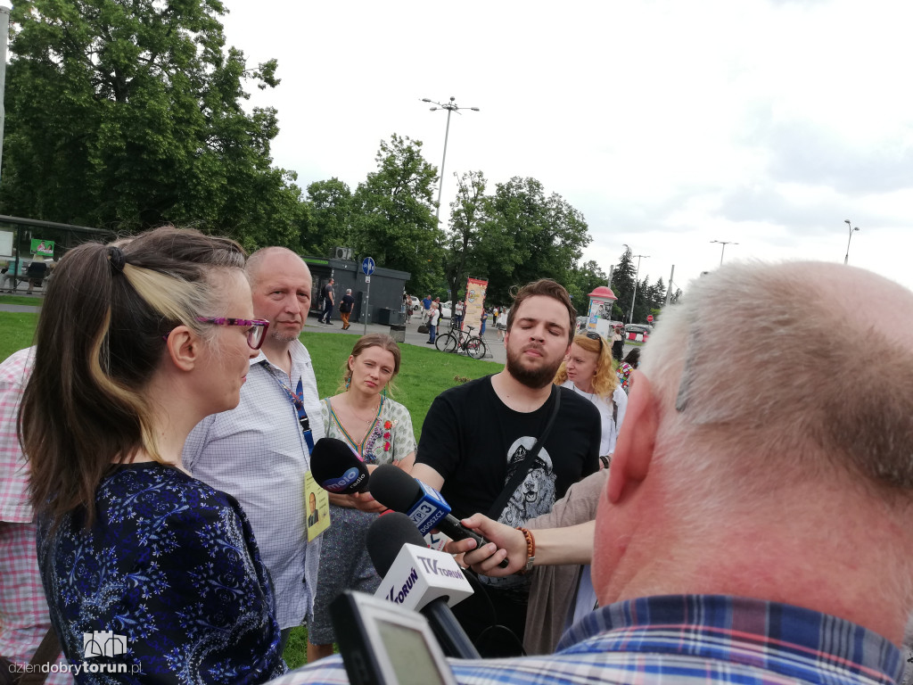 Protest przeciwko wycince drzew na Alei Jana Pawła II