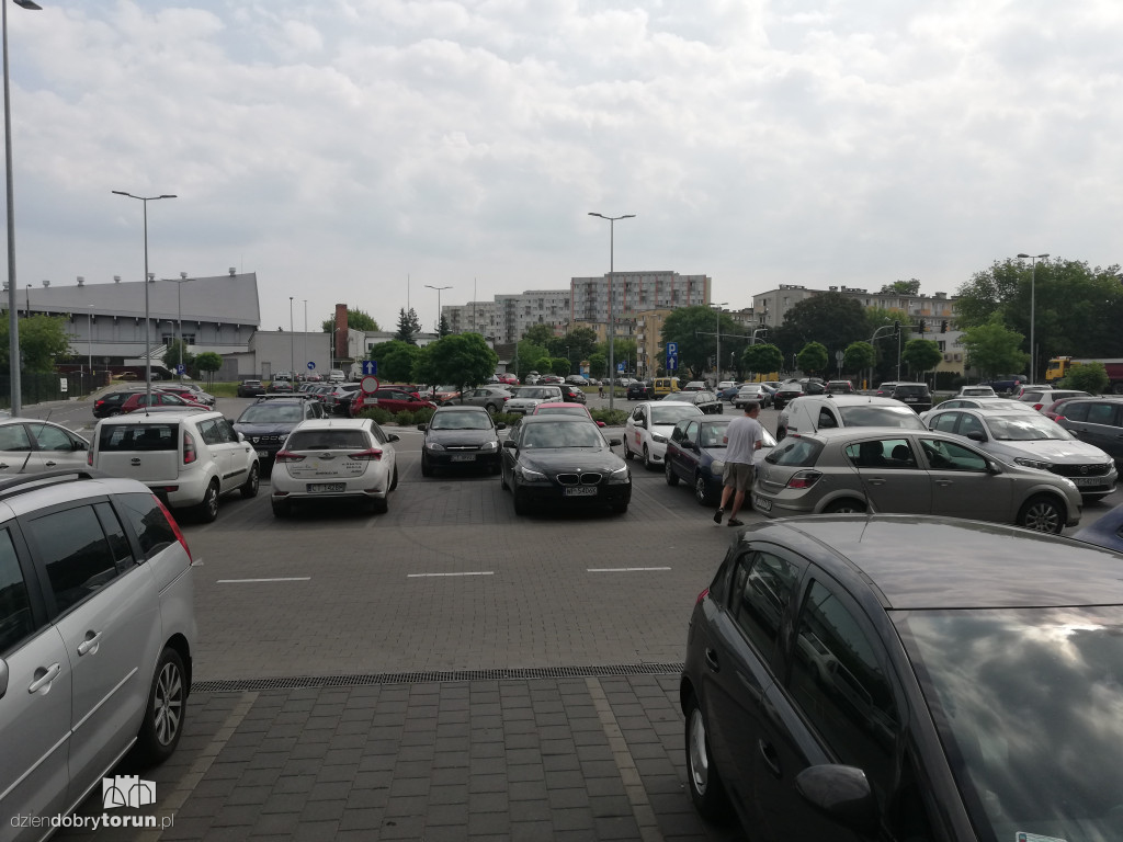 Kolejka za biletami na siódmy mecz finału