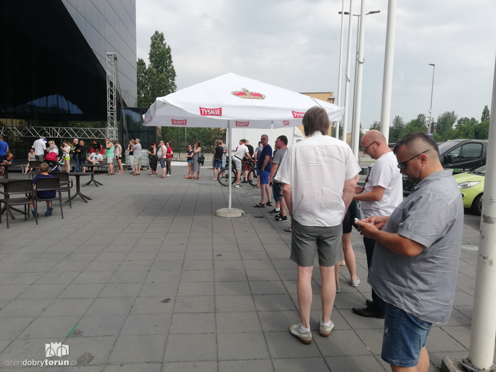 Kolejka za biletami na siódmy mecz finału