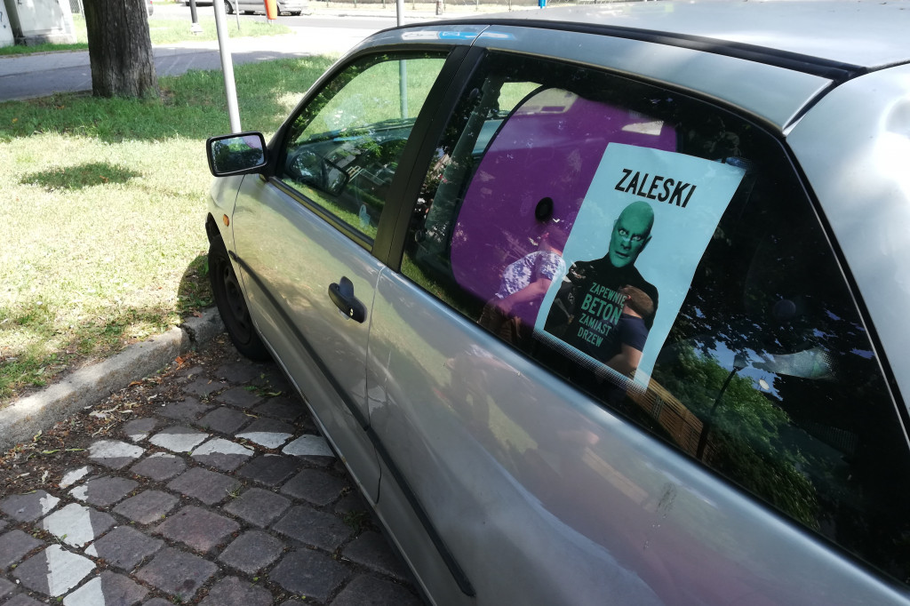 Nietypowe naklejki na jednym z aut