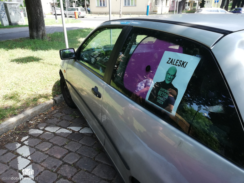 Nietypowe naklejki na jednym z aut