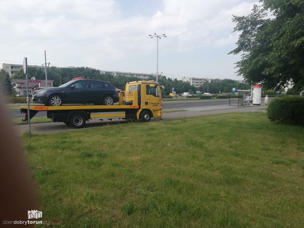 Kolizja dwóch aut na rondzie na Skarpie