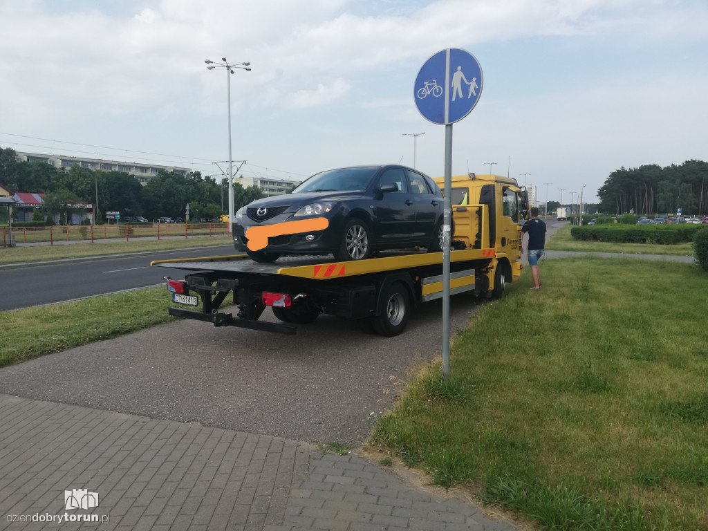 Kolizja dwóch aut na rondzie na Skarpie