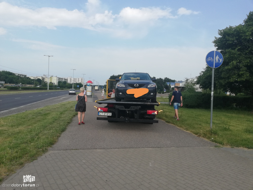 Kolizja dwóch aut na rondzie na Skarpie