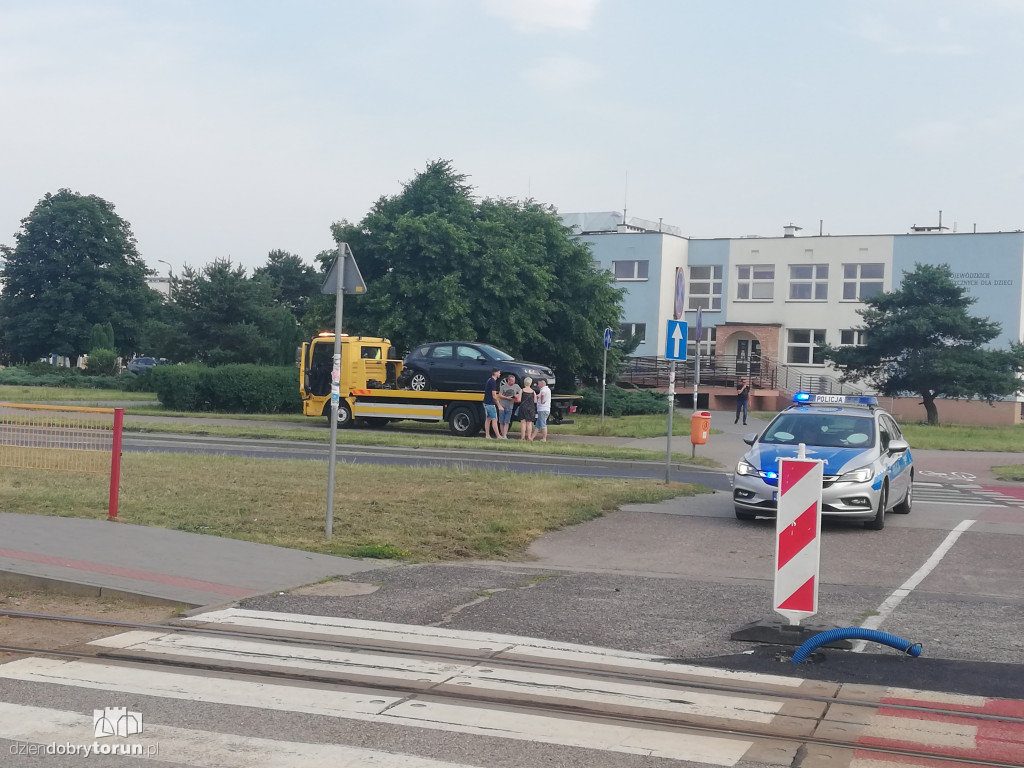 Kolizja dwóch aut na rondzie na Skarpie