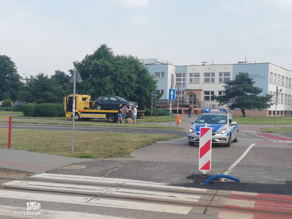 Kolizja dwóch aut na rondzie na Skarpie
