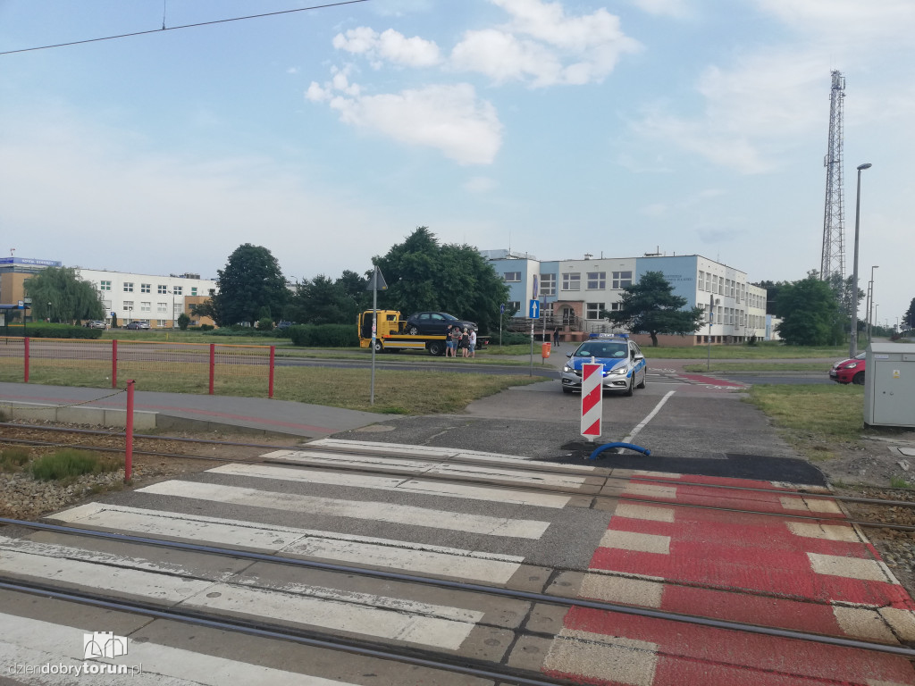 Kolizja dwóch aut na rondzie na Skarpie