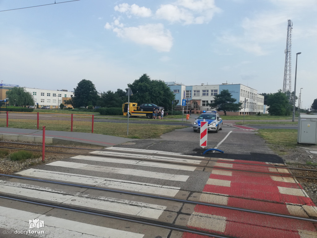 Kolizja dwóch aut na rondzie na Skarpie