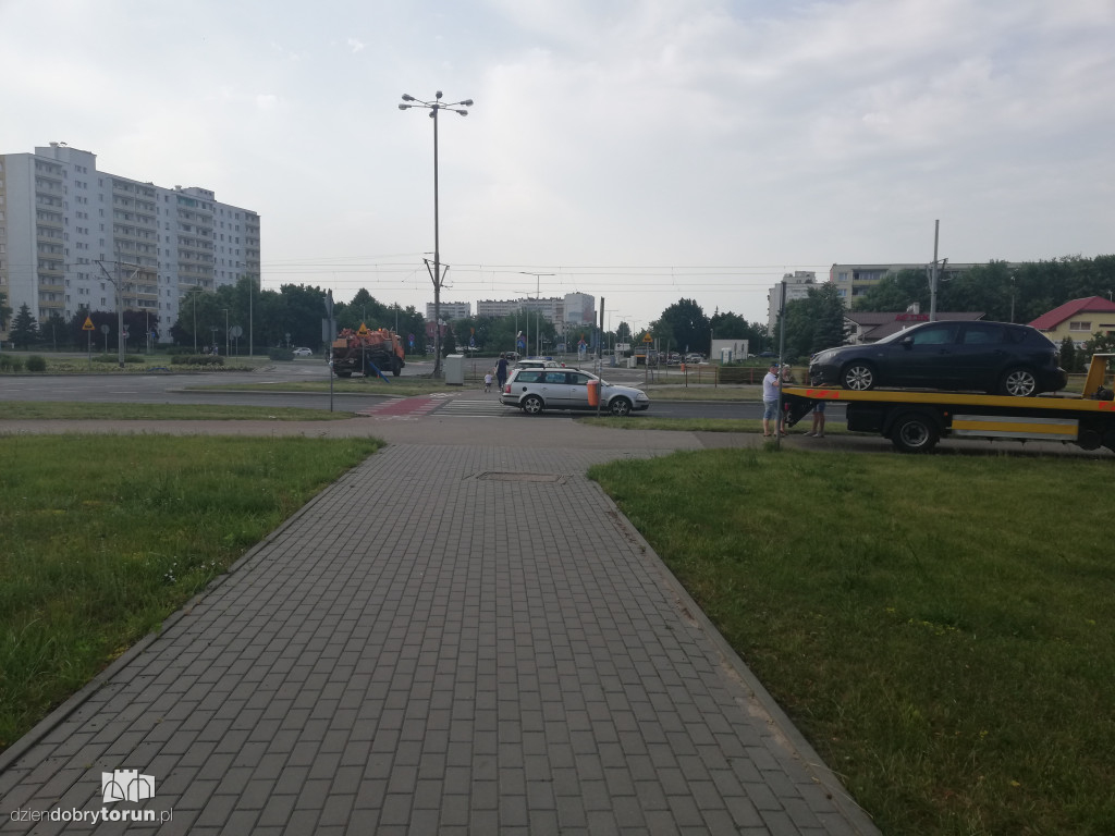 Kolizja dwóch aut na rondzie na Skarpie