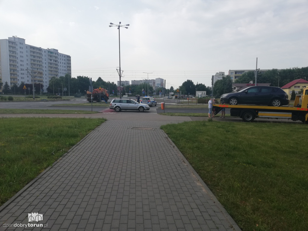 Kolizja dwóch aut na rondzie na Skarpie