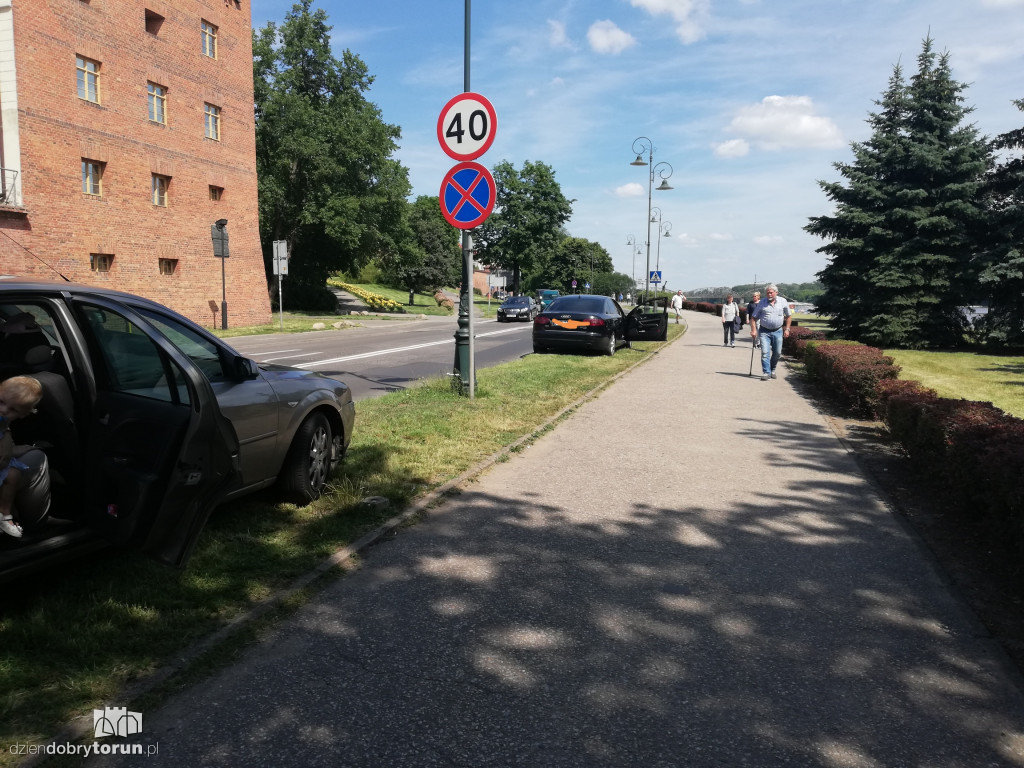 Kolizja dwóch aut osobowych na bulwarze