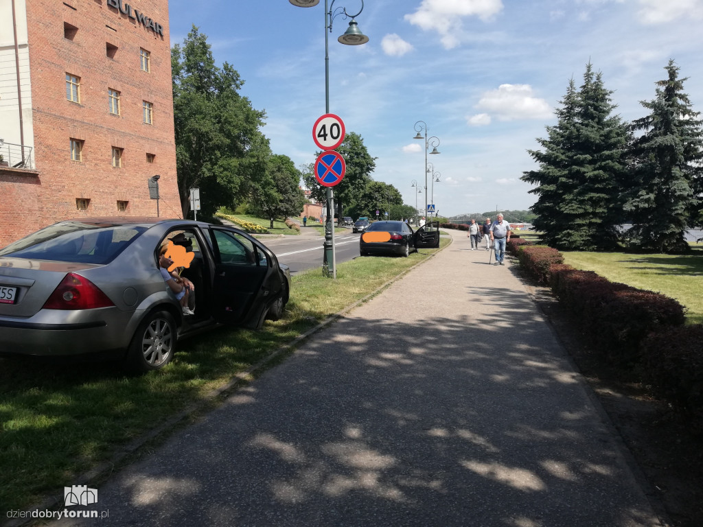 Kolizja dwóch aut osobowych na bulwarze
