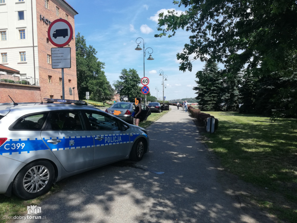 Kolizja dwóch aut osobowych na bulwarze