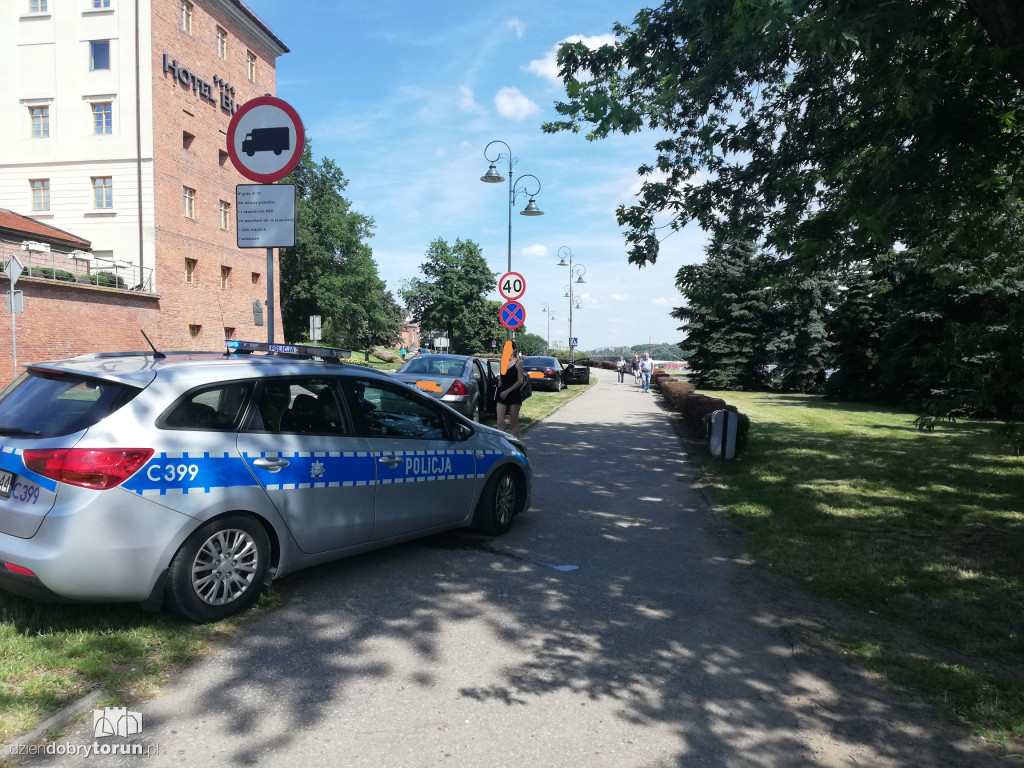 Kolizja dwóch aut osobowych na bulwarze