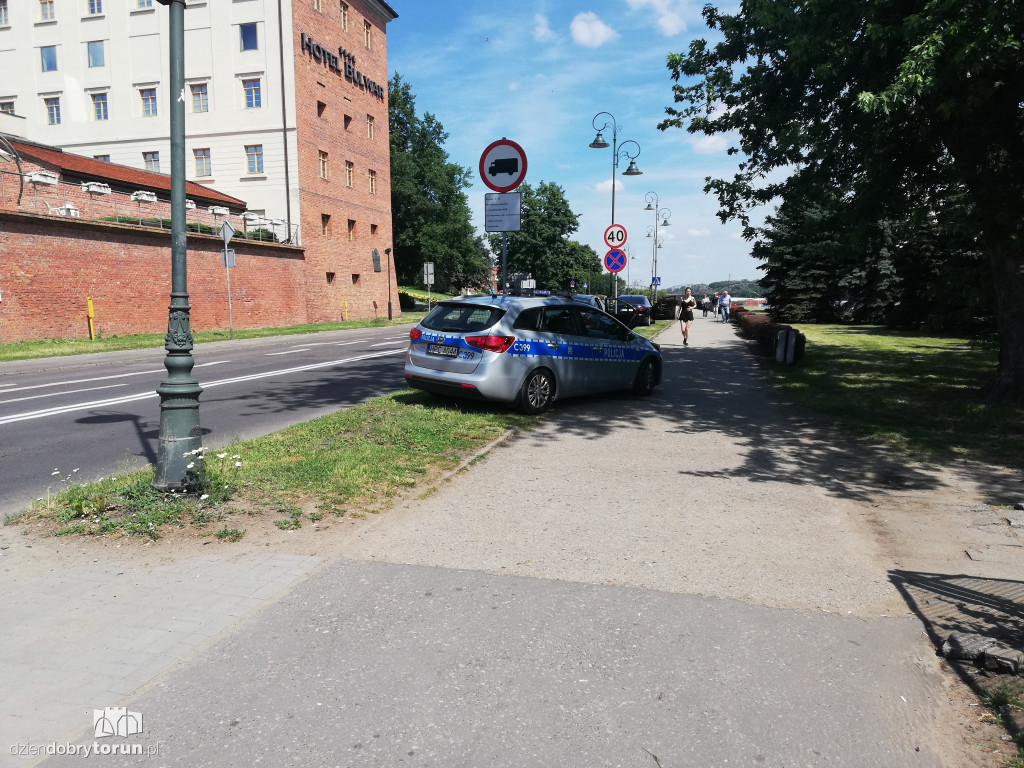Kolizja dwóch aut osobowych na bulwarze