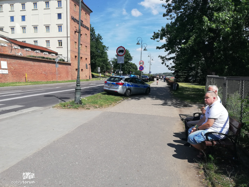 Kolizja dwóch aut osobowych na bulwarze