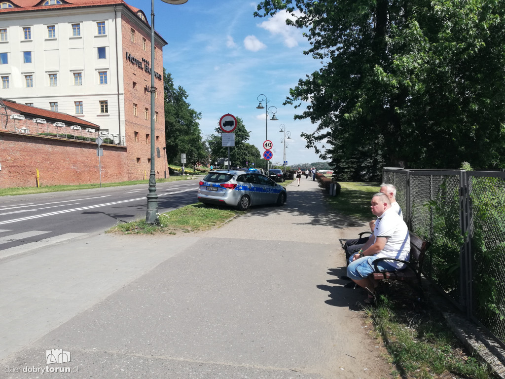 Kolizja dwóch aut osobowych na bulwarze