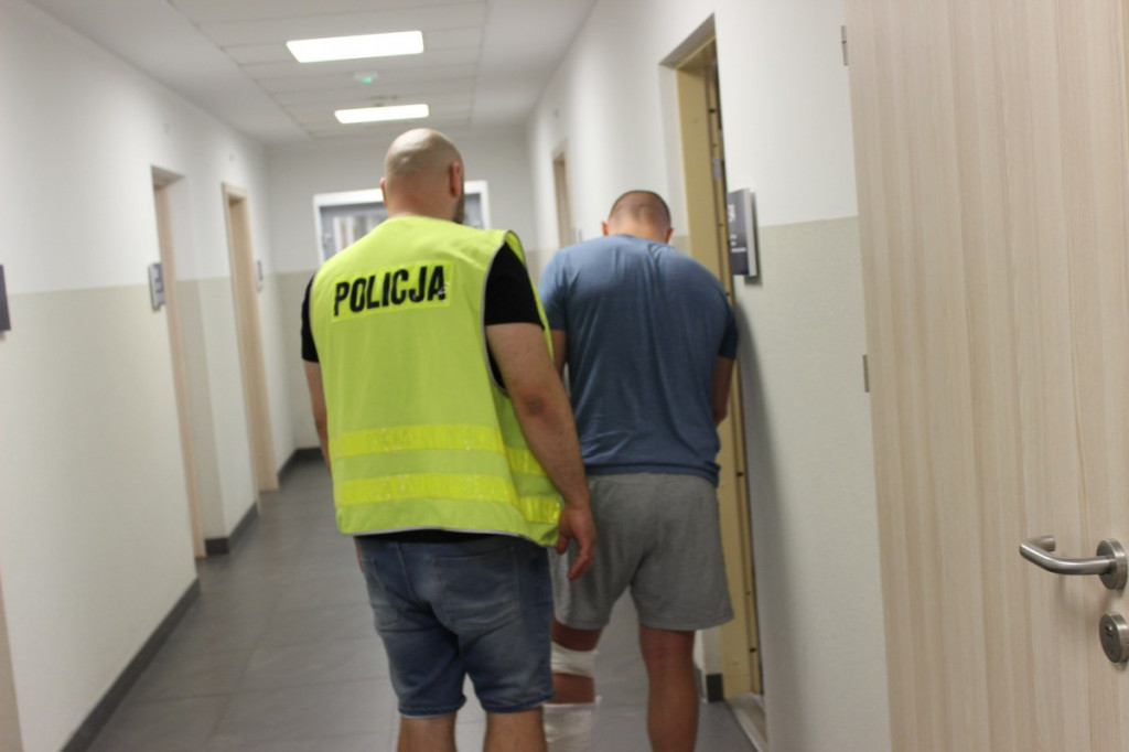 Kierowca BMW w rękach policjantów