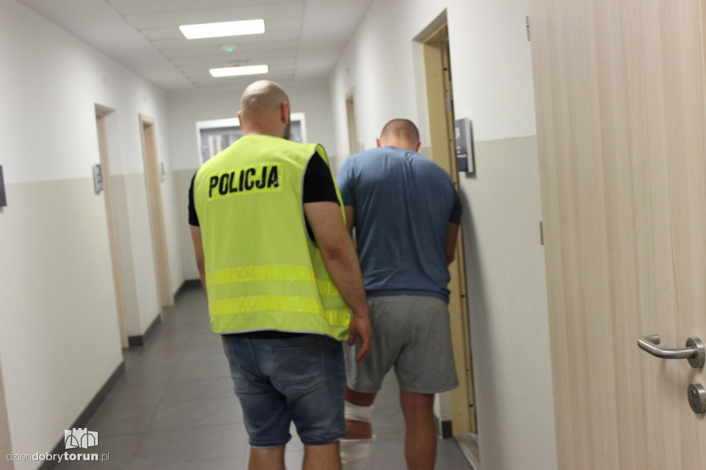 Kierowca BMW w rękach policjantów