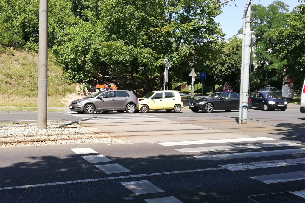 Kolizja dwóch aut na ulicy Traugutta