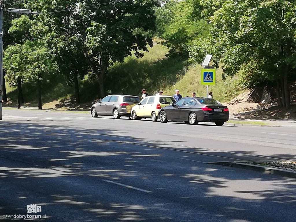 Kolizja dwóch aut na ulicy Traugutta