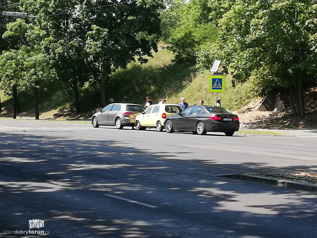 Kolizja dwóch aut na ulicy Traugutta