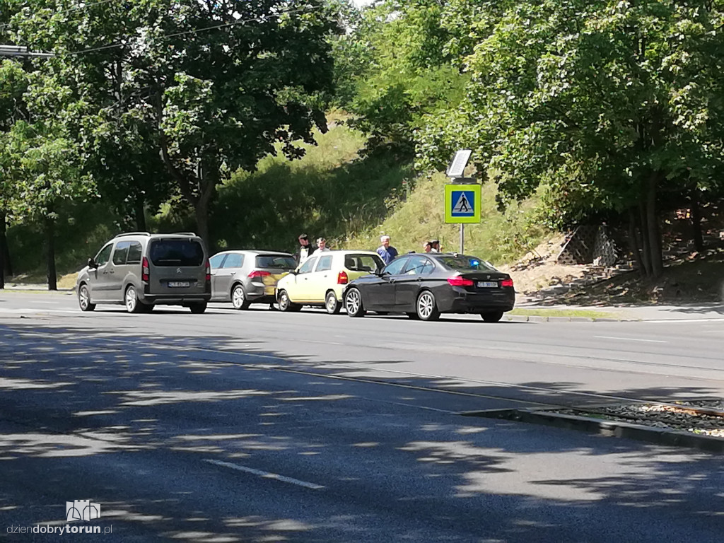 Kolizja dwóch aut na ulicy Traugutta