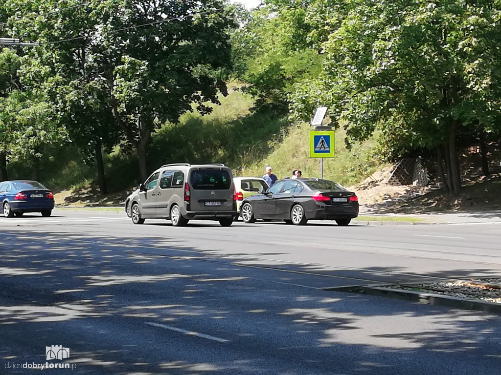 Kolizja dwóch aut na ulicy Traugutta