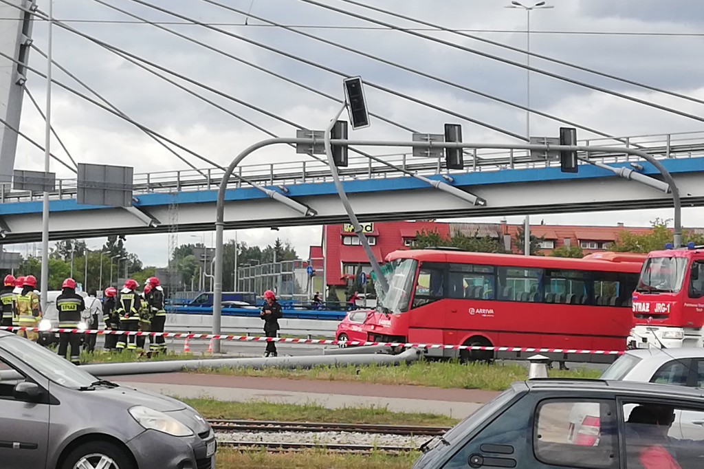 Autobus zderzył się z ciężarówką