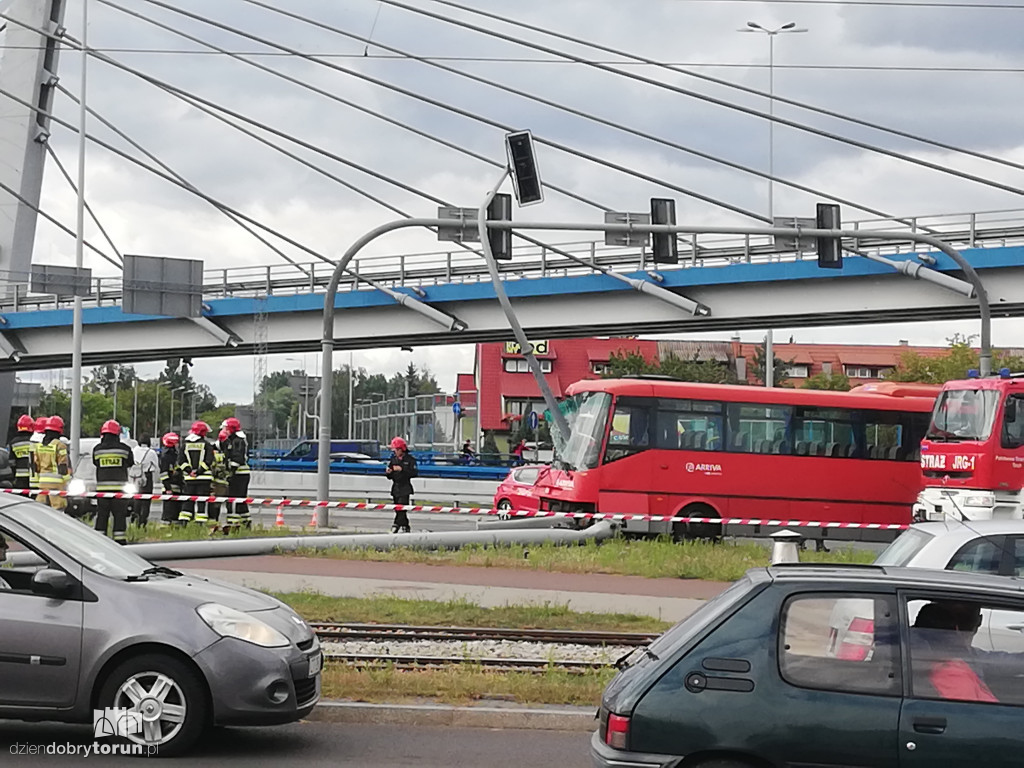 Autobus zderzył się z ciężarówką