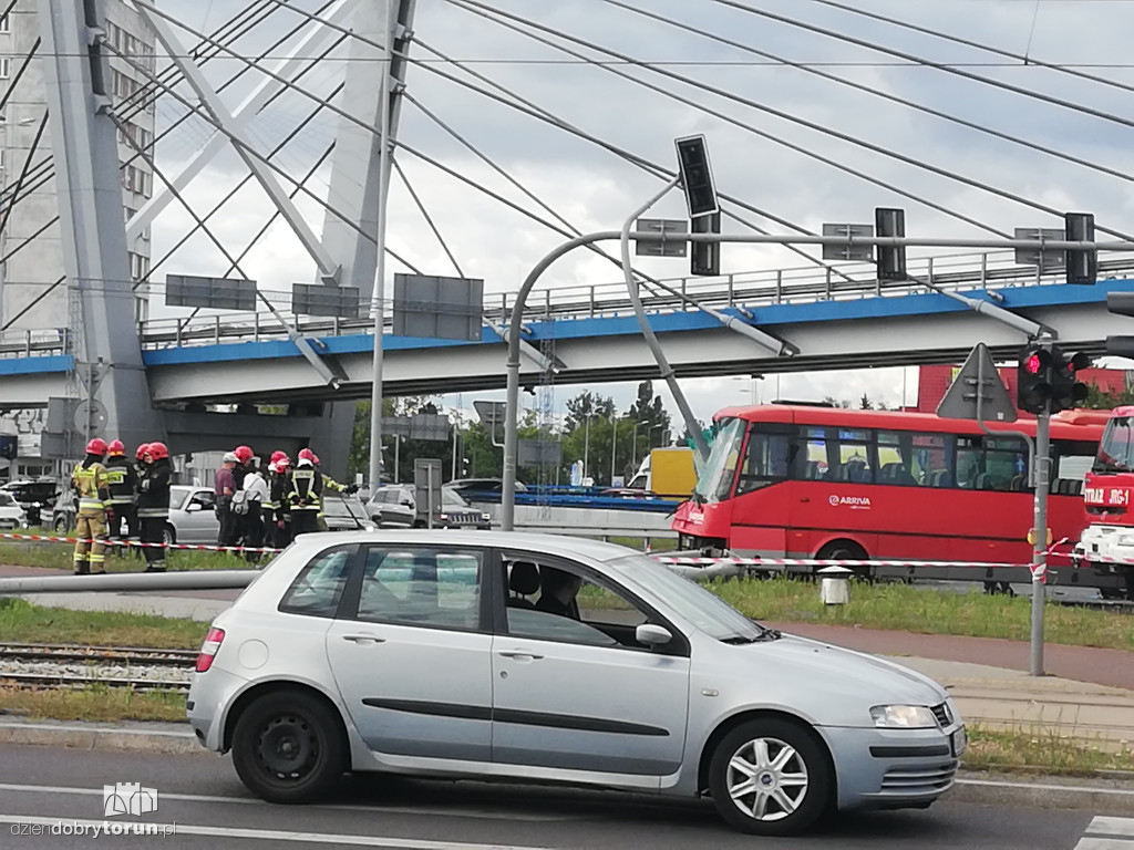 Autobus zderzył się z ciężarówką