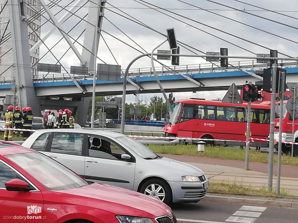 Autobus zderzył się z ciężarówką