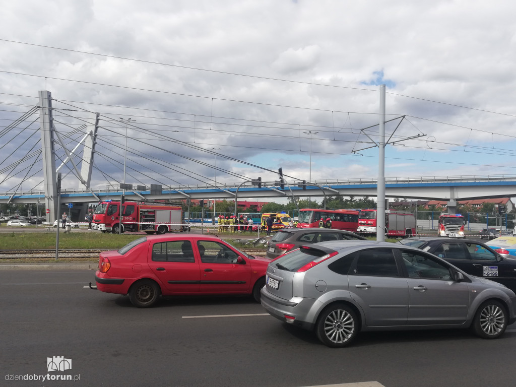 Autobus zderzył się z ciężarówką
