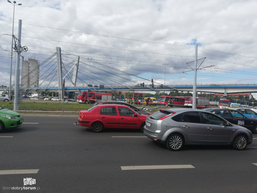 Autobus zderzył się z ciężarówką