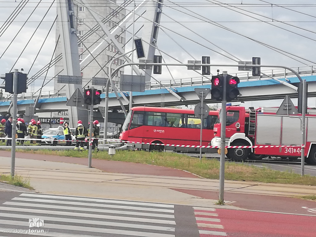 Autobus zderzył się z ciężarówką