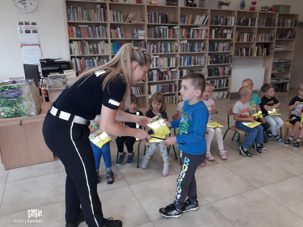 Dzieci z Lulkowa i policjantka