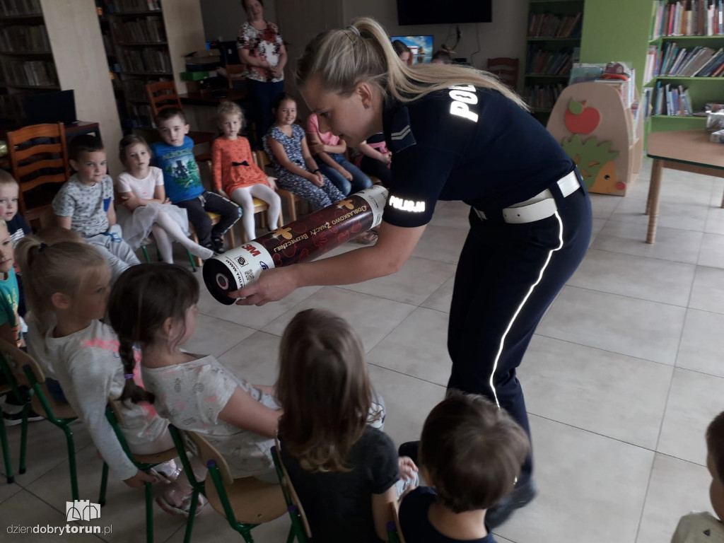 Dzieci z Lulkowa i policjantka