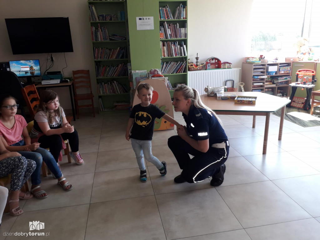Dzieci z Lulkowa i policjantka