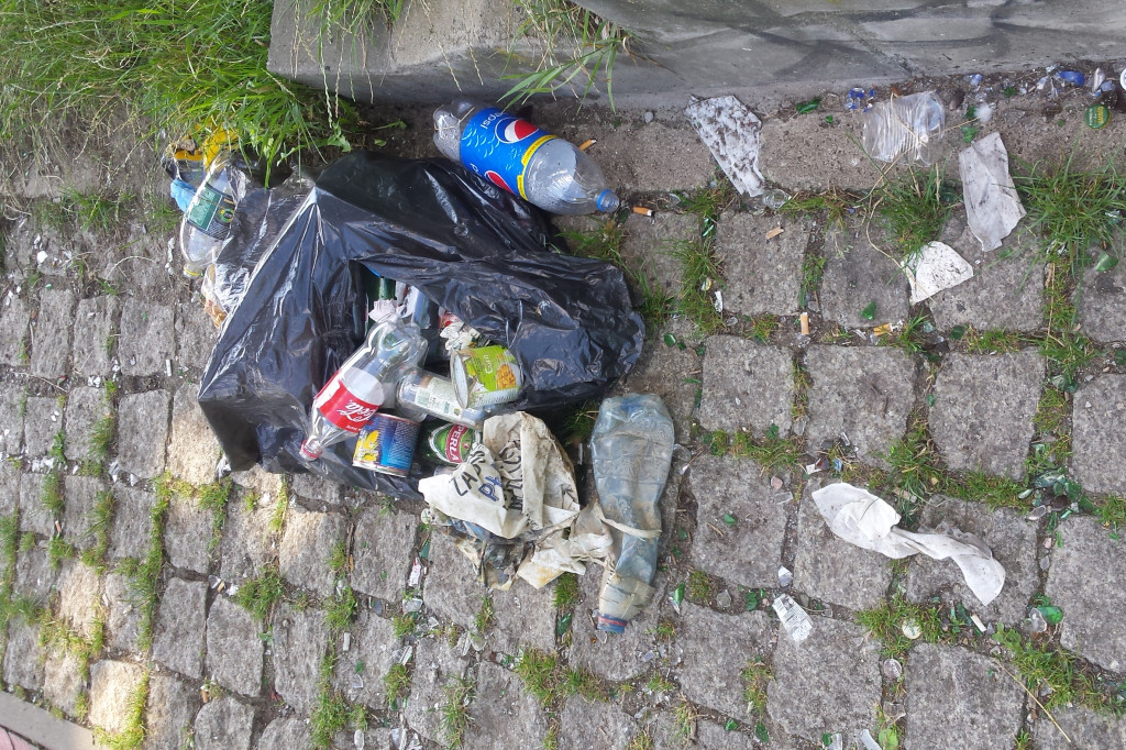 Śmieci na bulwarze w Toruniu!
