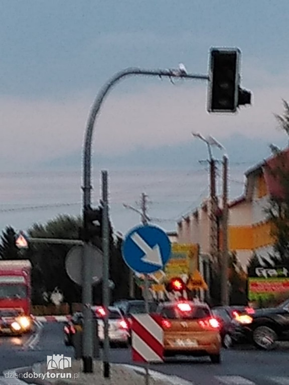 Ciężarówka złamała sygnalizację!