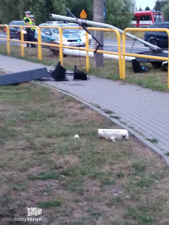 Ciężarówka złamała sygnalizację!