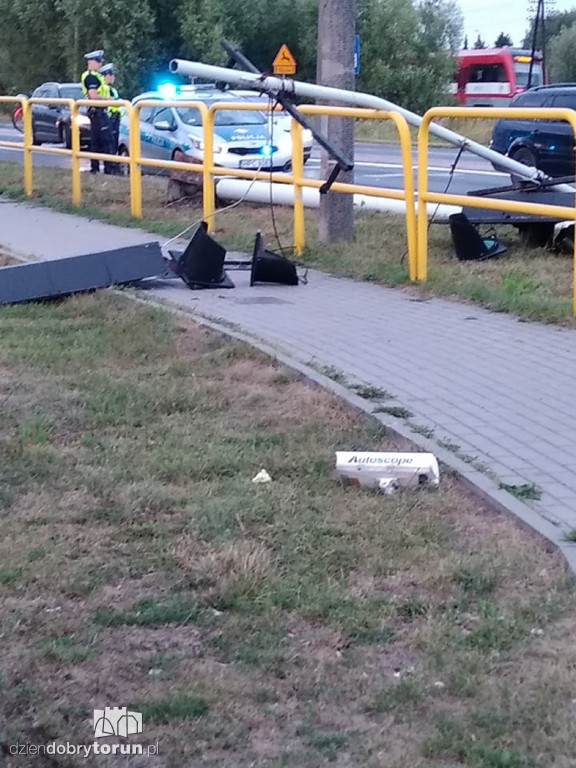Ciężarówka złamała sygnalizację!