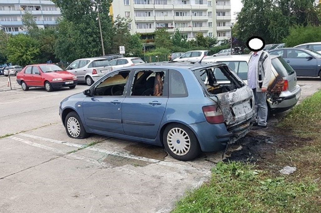 Spalone samochody na Rubinkowie