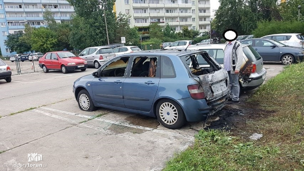 Spalone samochody na Rubinkowie