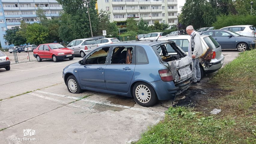 Spalone samochody na Rubinkowie