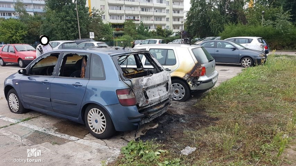 Spalone samochody na Rubinkowie